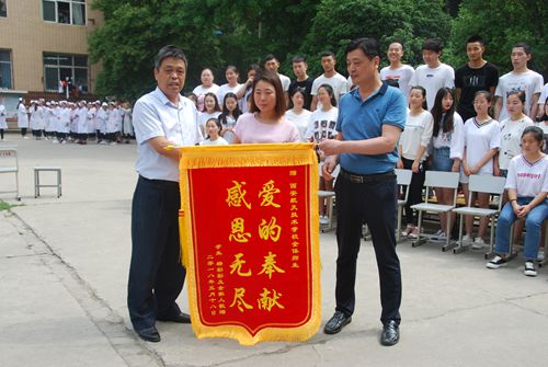 杨彩彩同学的母亲为学校送来锦旗