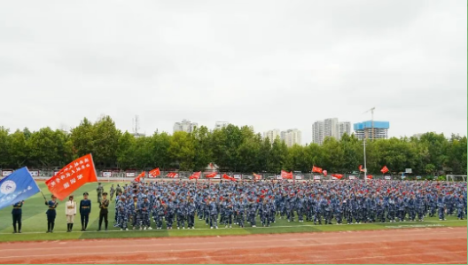 砺兵强技能 匠心筑未来|我校2025级新生军训汇演暨开学典礼隆重举行