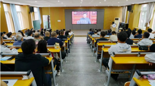 学校组织集中观看中国人民抗日战争暨世界反法西斯战争胜利80周年纪念大会