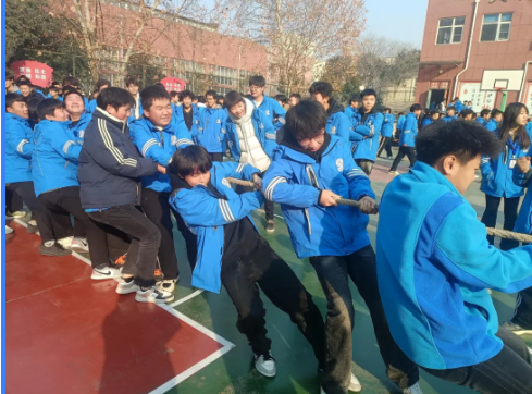 学校举办“齐心聚力”拔河比赛