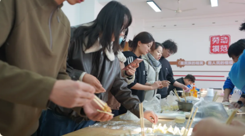 冬至阳生春又来|学校开展冬至师生包饺子劳动实践活动