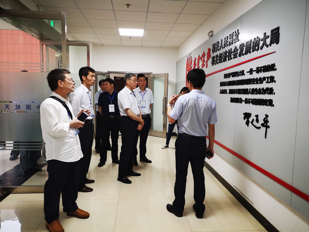 核工业局主管职工培训的领导来我校学习交流